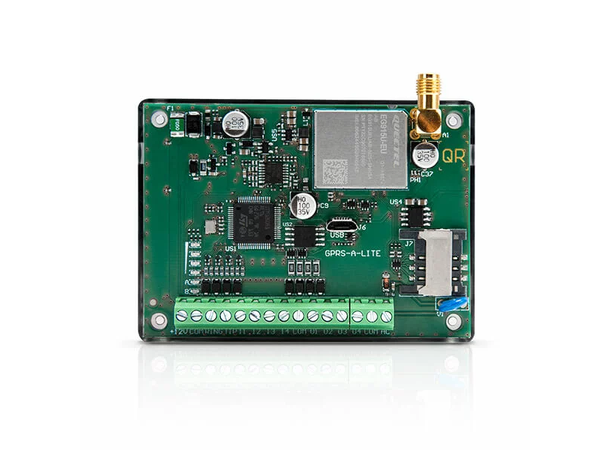 4G (LTE) universal sender i kabinett med antenne